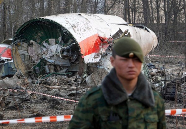 Архивна снимка показва руски войник, който охранява останките от катастрофиралия самолет на полския президент. Снимка: Reuters