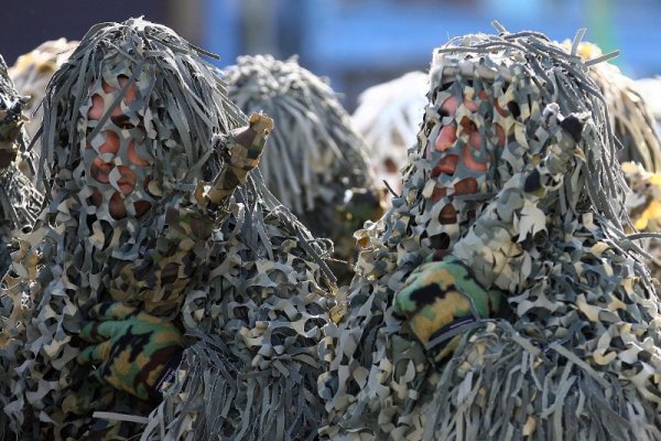 Ирански войници, облечени със специални камуфлажни униформи, по време на военна церемония в столицата Техеран. Снимка: БТА