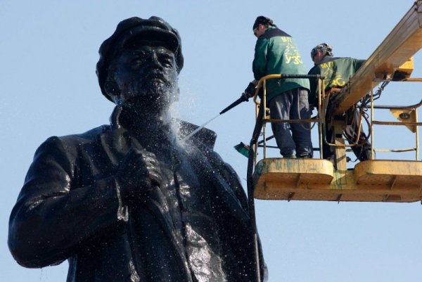 Работници почистват паметника на Владимир Ленин в руския град Красноярск. На 22 април се навършват 141 години от рождението комунистическия вожд. Снимка: Reuters