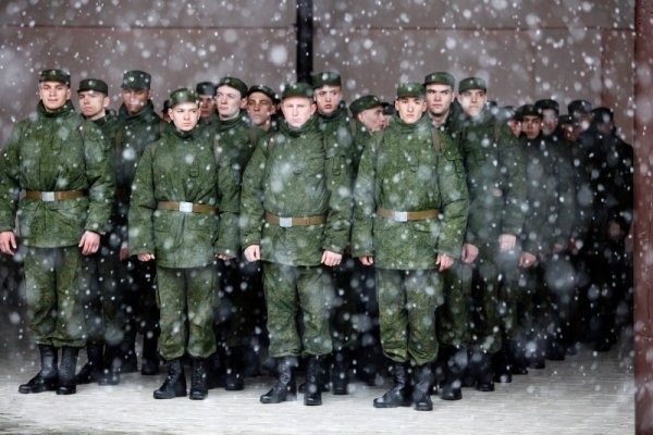 Руски войници, облечени във военни униформи, са строени на фона на обилния снеговалеж, който се изсипа над югозапдания руски град Ставропол. Снимка: Reuters