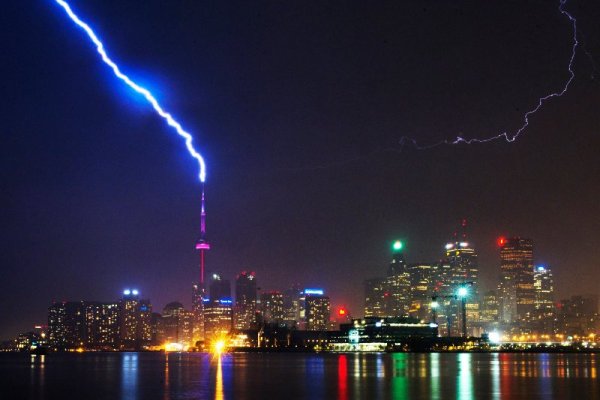 Светкавица поразява кулата CN Tower по време на гръмотевична буря в Торонто, Канада. Снимка: Reuters