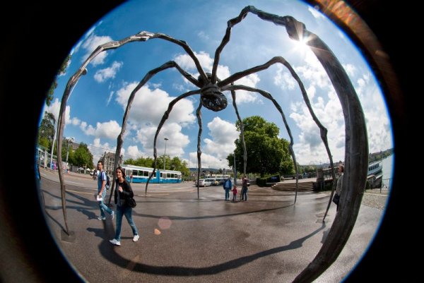 Огромен бронзов паяк краси централен площад в швейцарския град Цюрих. Снимка: БТА