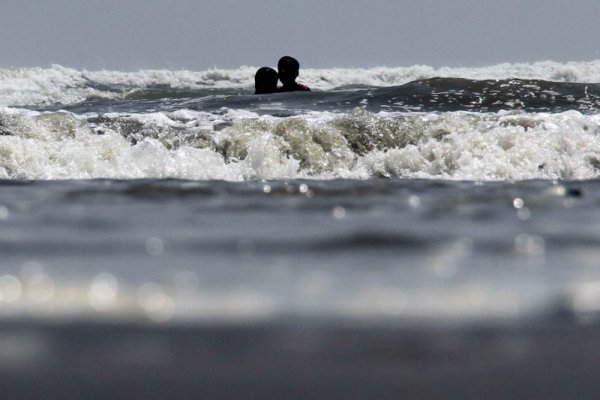 Хора се наслаждават на морската вода на плаж край пакистанския град Карачи. Снимка: БТА