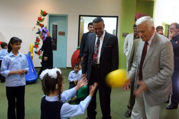 Председателят на Европейския парламент Йежи Бузек (вдясно) си играе с палестински дечица по време на посещението си в Ивицата Газа. Бузек е на официално посещение в Израел и Палестина, което ще продължи до 15 юни. Снимка: БТА