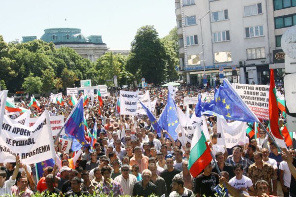 Протестен митинг на площад „Народно събрание“, организиран от търговците на цветни и черни метали. Снимка: БТА