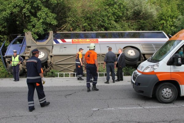 Украински автобус с деца се обърна на входа към Варна. Снимка: Булфото