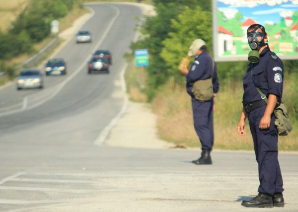 Полицаи с противогази отклоняват движението преди авариралата цистерна. Снимка: БТА