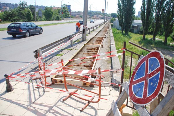 Предпазен парапет с дължина около 300 метра падна по бул. "Добруджа" в Добрич. Парапетът е строен през 60-те години и е паднал поради пълна корозия в основата и крепящите елементи. Снимка: БТА