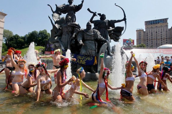 Активистки на ФЕМЕН протестират във фонтан в столицата Киев. Този път повод за шествието им станаха проблемите с водоснабдяването в различни части на украинската столица. Снимка: БТА