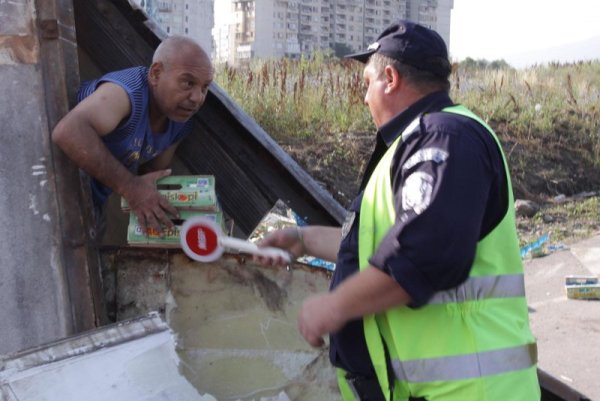 Органите на реда се опитват да въведат ред. Напразно. Снимка: Булфото