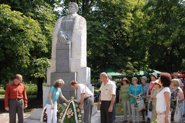 С възпоменателно шествие и поднасяне на цветя пред паметника на Васил Левски в Монтана бе отбелязана 174-тата годишнина от рождението на Апостола на свободата. Подобни тържества имаше във всички големи български градове. Снимка: БТА