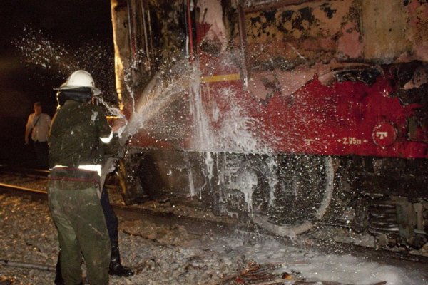 Сигналът за огъня е получен в пожарната около 17.30 часа, подаден е от локомотивната бригада. Снимка: Булфото