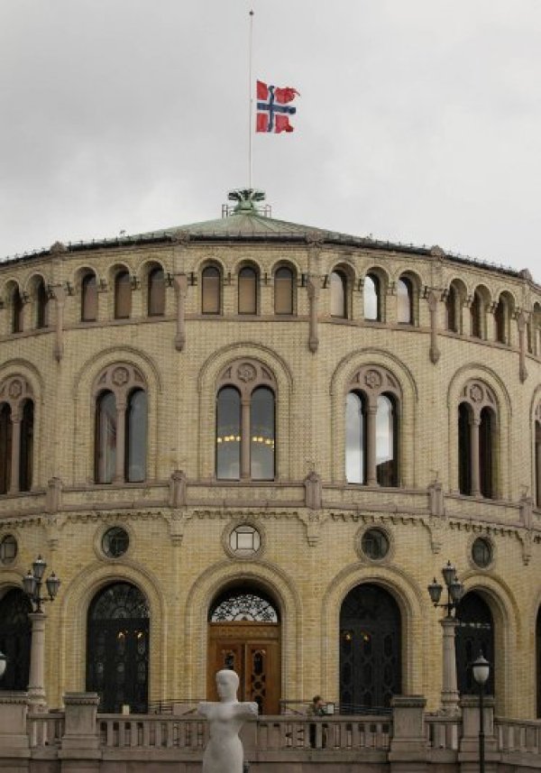 Норвежкият флаг е спуснат наполовина на сградата на парламента в Осло. Снимка: Reuters