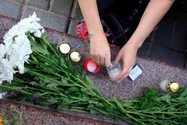 Латвийски граждани полагат цветя пред посолството на Норвегия в Рига. Снимка: Reuters