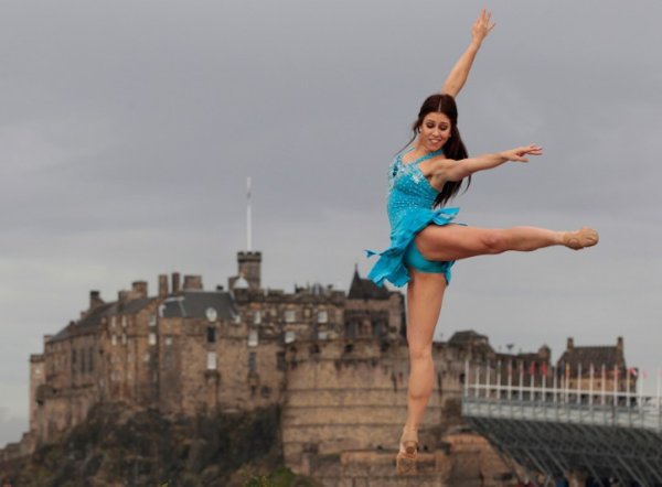 Танцьорката Джордан Ломбарди от Rock the Ballet по време на фотосесия пред замъка Единбург, Шотландия. Снимка: Reuters