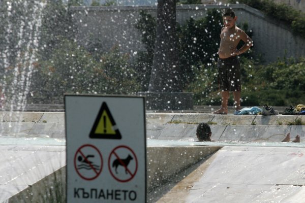 Въпреки забраната за къпане младежи не издържаха на жегата и се изкъпаха във фонтана пред НДК. Снимка: БТА