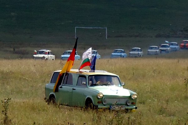 В рамките на празника на град Лозница, Разградска област, се проведе осмото авторали за леки автомобили "Трабант". В атрактивното шоу взеха участие 27 собственици на "Трабант" от цялата страна. Снимка: БТА