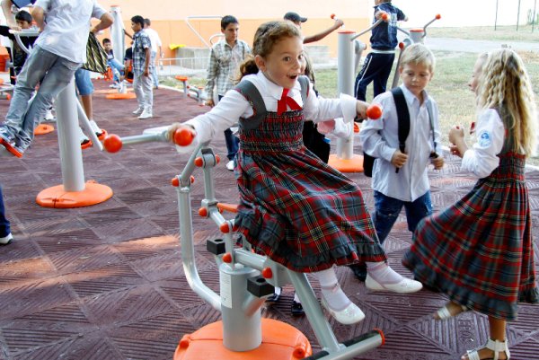 Открита спортна площадка с фитнес уреди получи основно училище "Йордан Йовков" в Каварна за първия учебен ден. През първия учебен ден в община Каварна прекрачиха школския праг 134 първокласници. Снимка: БТА