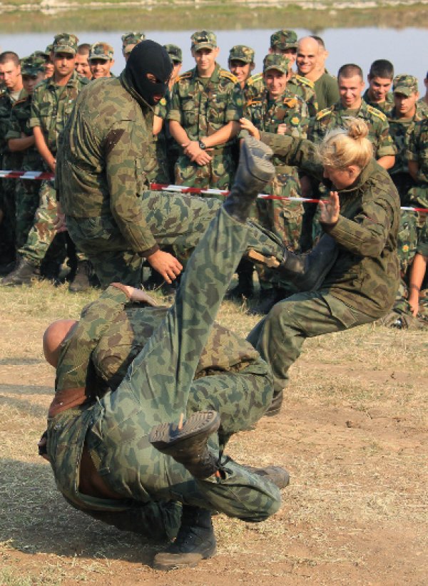 Спортен празник организира Националният военен университет "Васил Левски" край язовир в село Беляковец. В програмата бяха включени силов многобой, военноприложна игра, канадска борба и състезание по теглене на въже. Снимка: БТА