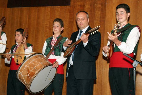 Кандидатът на БСП за кмет на Велико Търново Николай Илчев (в средата) свири на тамбура пред свои симпатизанти по време на предизборен концерт. Снимка: БТА