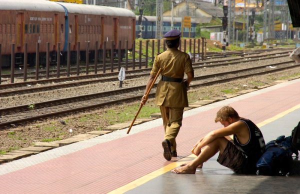 Турист чака на гарата в град Палакад, щата Керала. Снимка: Reuters