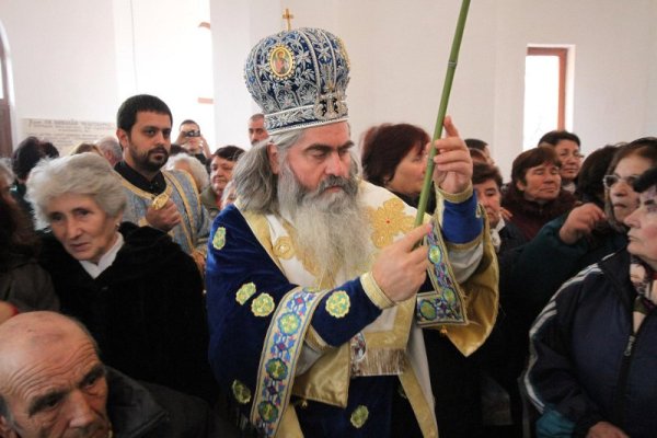 Самият владика откри новоизградената църква в село Страшимирово край Белослав. Снимка: Булфото