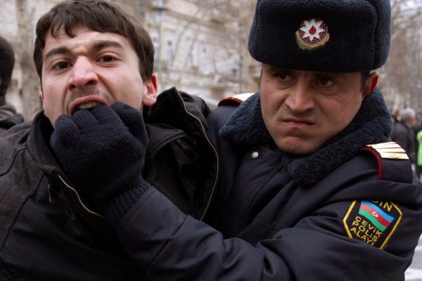 Полицай арестува протестиращ мъж по време на митинг на опозицията в столицата на Азербайджан – Баку. Снимка: Reuters