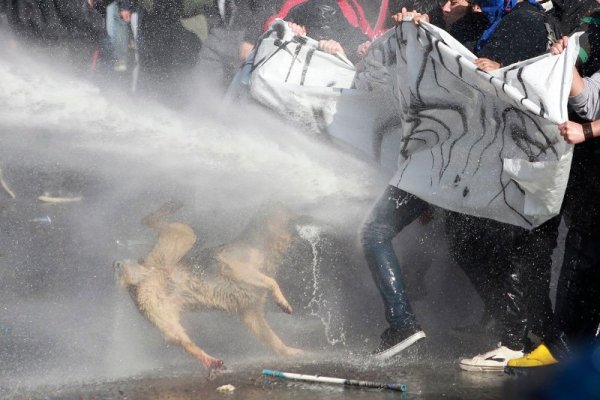 Полицията в чилийската столица Сантяго разпръсква с водна струя протестиращи срещу реформата в образованието в страната. Снимка: Reuters