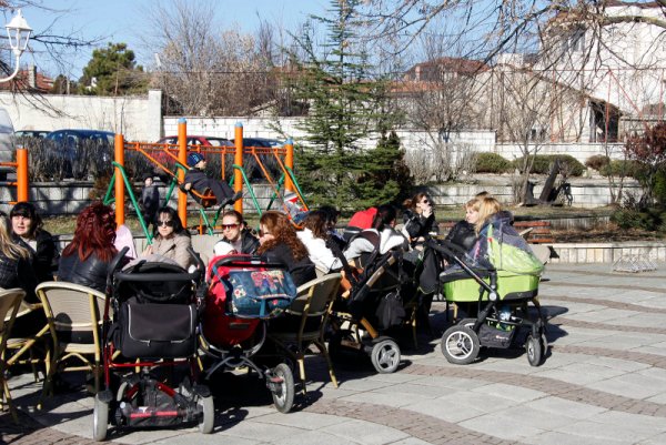 Слънчевото и топло време изведе по детските площадки в Каварна десетки майки с деца. Снимка: БТА