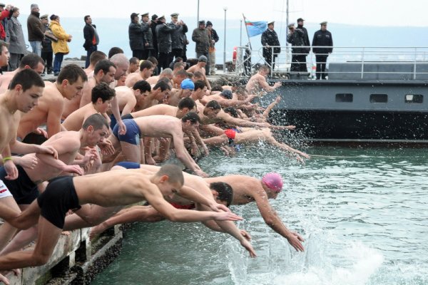 В морската столица повече от 50 души скочиха във водите на Черно море. Снимка: БТА