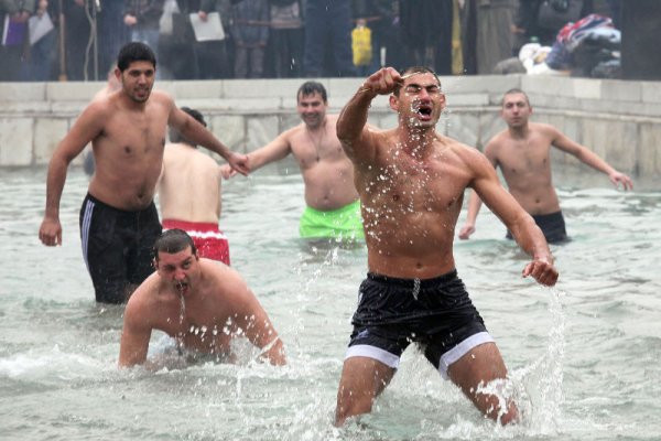 Дванадесет души се бориха за хвърления в ледените води на шадравана в Търговище кръст. Победител се оказа 30- годишния Стоян Стоянов от с. Макариополско. Снимка: БТА