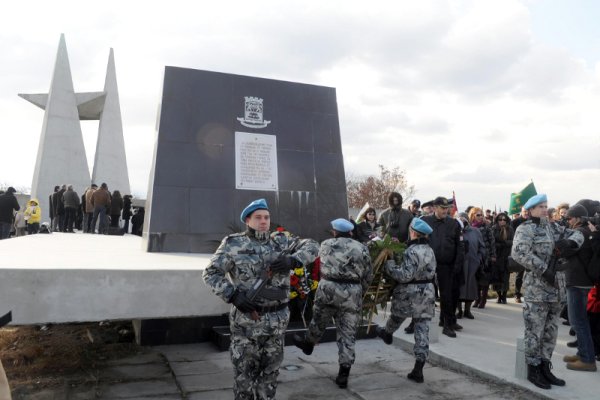 Граждани и представителни военни части се събраха край паметника на капитан Бураго до Пловдив за тържеството по случай 134-та годишнина от освобождението на града от турско робство. На 15 януари 1878 година на това място, ескадрона на капитан Александър Бураго форсира река Марица и освобождава Пловдив. Снимка: БТА