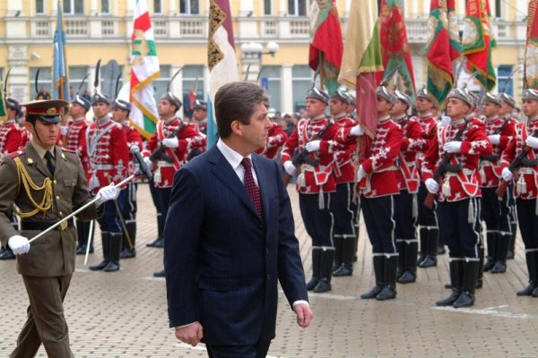 06.05.2006 Георги Първанов поздравява представителните военни части на парада за 6 май. Снимка: Булфото