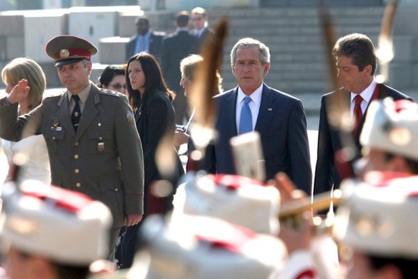 11.06.2007 Президентът на САЩ в периода 2001 – 2009 г. Джордж Буш прие строя на почетната рота пред паметника на Незнайния войн придружен от Георги Първанов. Снимка: Булфото