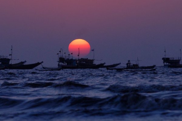 Кораби и лодки плават в Арабско море на фона на залязващото слънце край Мумбай, Индия. Снимка: БТА