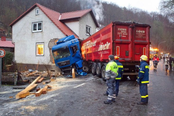 Камион "паркира" в къща, разположена на път, в германския град Майнинген. Каросерията на тежкотоварния автомобил разруши стената на спалнята, където в момента на удара е спяло семейство. При инцидента загина водачът на камиона. Снимка: БТА