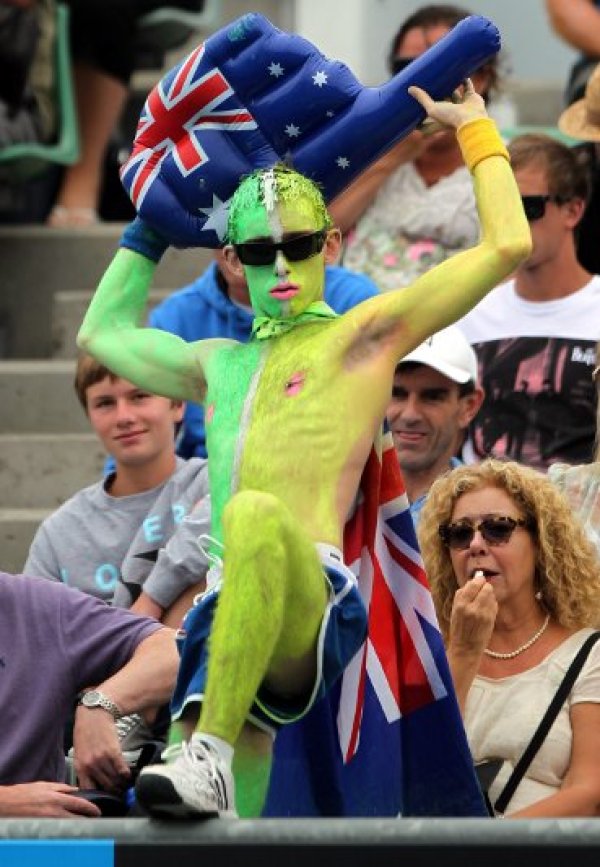 Австралийски фен на тениса наблюдава срещите от турнира Australian open на централния корт в Мелбърн. Снимка: БТА