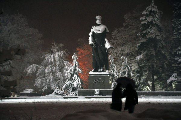 Сняг е затрупал паметника на Христо Ботев във Враца. Обилният сняг, който вали от снощи в региона, вече натрупа над 60-сантиметрова покривка. Снимка: БТА