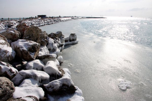 Арктически студ скова морето край Каварна. Водата по крайбрежието в северния морски град започна да замръзва. Снимка: БТА