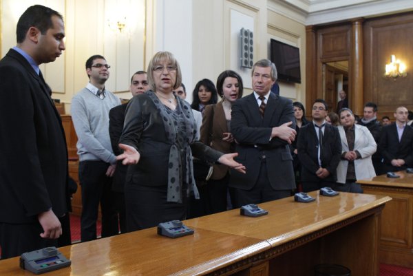 Председателят на парламента Цецка Цачева представи участниците в Петата стажантска програма за млади роми в Народното събрание. На представянето присъства посланикът на САЩ Джеймс Уорлик. Снимка: БТА