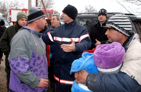 Еврокомисарят Кристалина Георгиева и вицепремиерът Цветан Цветанов посетиха пострадалото от наводнението село Бисер. Те разговаряха с жителите и донесоха помощ от дрехи, одеяла, медикаменти и храни. Снимка: БТА