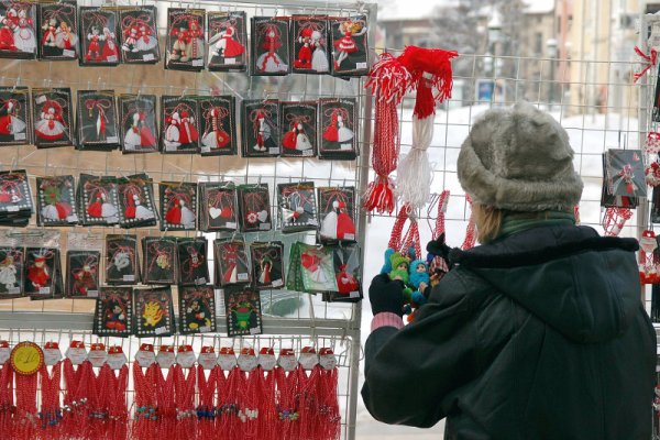 Въпреки минусовите температури в центъра на Пловдив вече може да бъдат закупени и първите мартеници. Снимка: БТА