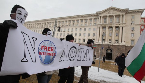 Протестиращите в София издигнаха плакати пред Министерския съвет. Снимка: БТА