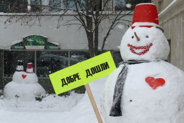 "Влюбени" снежни човеци посрещат гостите на заведение в Плевен в Деня на Свети Валентин и Трифон Зарезан. Снимка: БТА