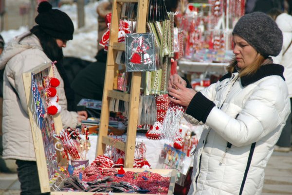 Седмица преди идването на Баба Марта центъра на Пловдив се изпълни с хиляди пъстроцветни мартенички. Снимка: БТА