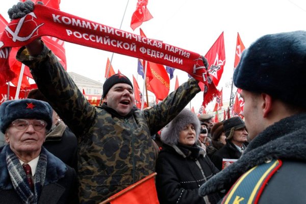 Руски комунисти подкрепят своя лидер Генади Зюганов по време на митинг преди президентските избори в Русия, които ще се състоят на 4 март. Снимка: Reuters