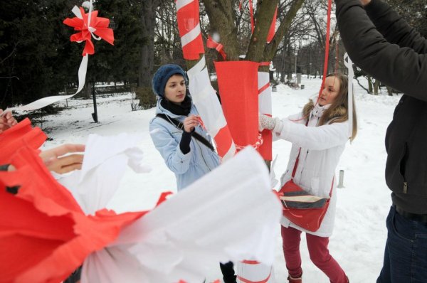 Инициативата е част от тазгодишното международнo предизвикателство - да бъде украсено по едно дръвче във всяко кътче на света, където има българи, отговорни да „предадат нататък“ първомартенската традиция и емоция. Този проект е иницииран от българска общност в Австралия. Снимка: Булфото