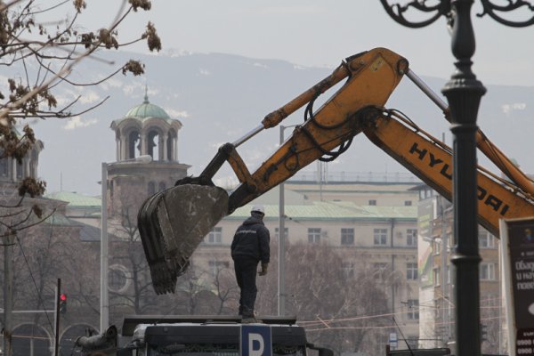 Интензивно продължава градежът на метрото по Втори метродиаметър в участъка му от Центъра до Централна гара. По план Вторият лъч на метрото трябва да бъде приключен през есента на 2012 година. Снимка: БТА