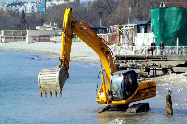 Във Варна започнаха да възстановяват плажните заведения и съоръжения за предстоящия летен туристически сезон. Снимка: Impact Press Group