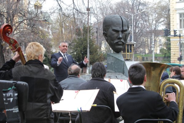 На днешния ден се навършват 133 години от обявяването на София за столица на България. В градинката "Кристал" празникът бе отбелязан с концерт на Софийския духов оркестър на Столична голяма община. Снимка: БТА